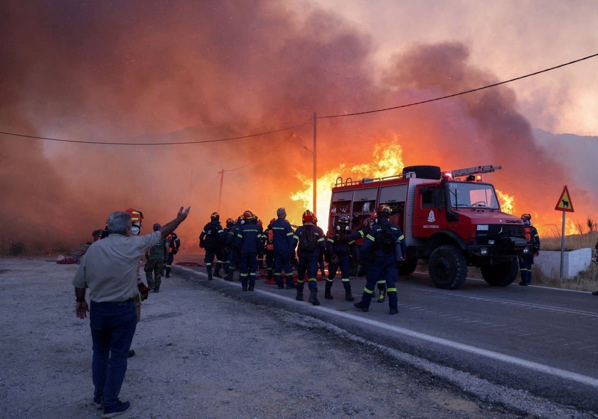 Bomberos trabajan en la extinción del fuego en la isla de Quíos