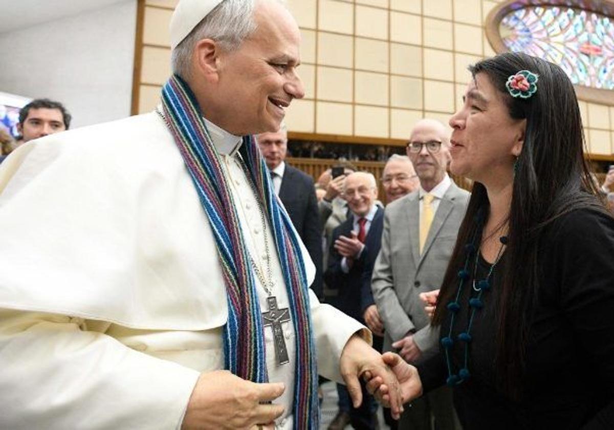 El Papa saluda a Paola Ugaz, corresponsal de ABC en Perú, quien le regaló una típica bufanda peruana