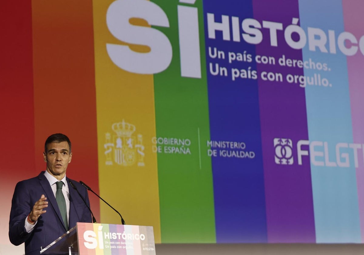 El presidente del Gobierno, Pedro Sánchez, interviene en el acto conmemorativo del 20º aniversario de la ley que legalizó en España el matrimonio entre personas del mismo sexo, este lunes en el Museo del Traje, en Madrid.