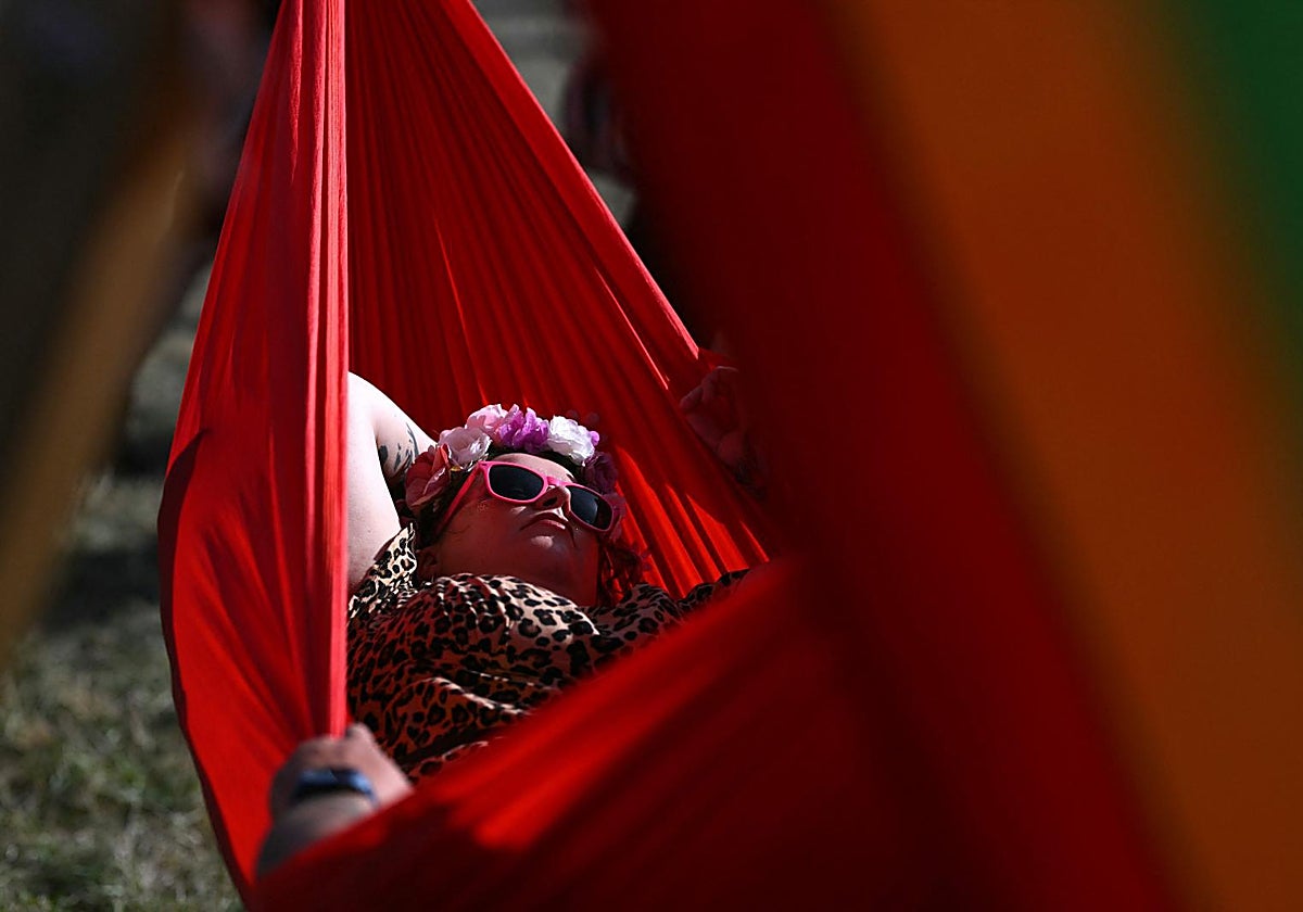 Una mujer descansa en mitad de un festival de música