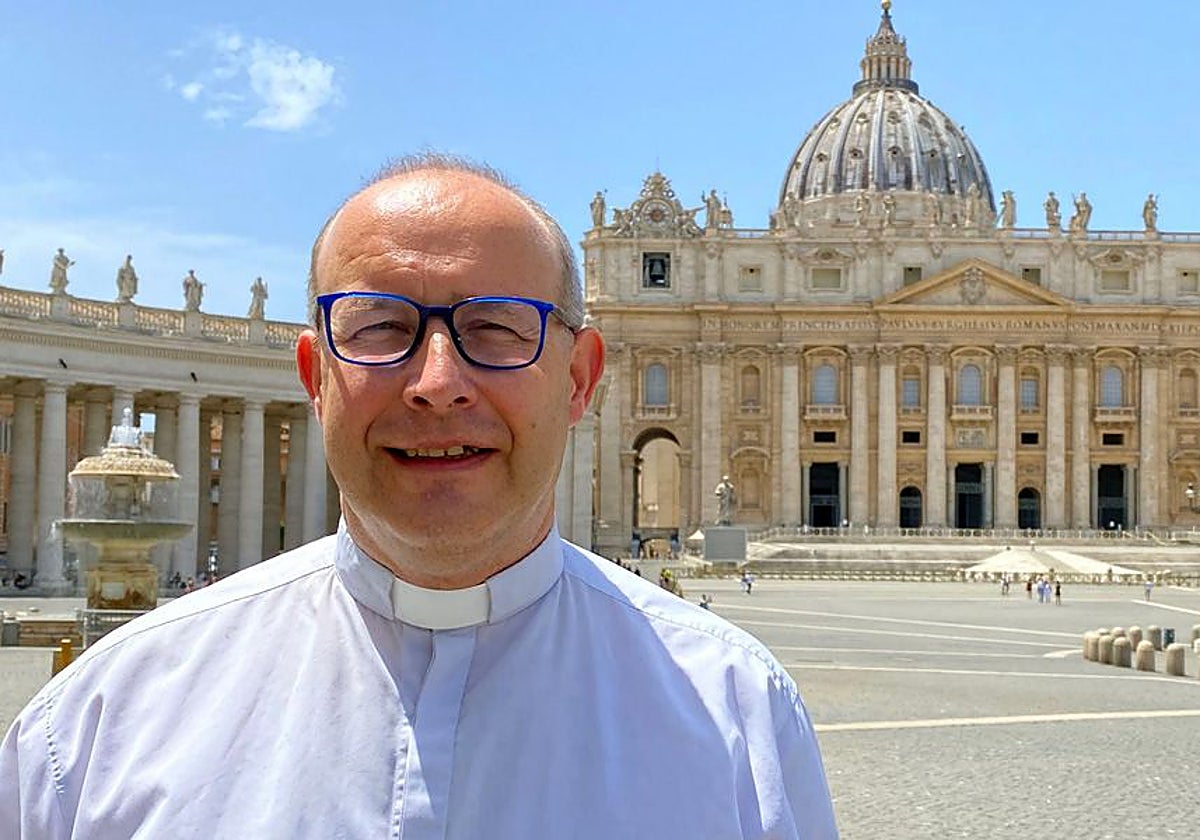 José Antonio Satué en una imagen en la plaza de San Pedro del Vaticano anterior a su nombramiento como obispo