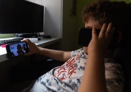 El 10% de los niños españoles se exponen a pasar las vacaciones solos en casa frente a la pantalla del móvil