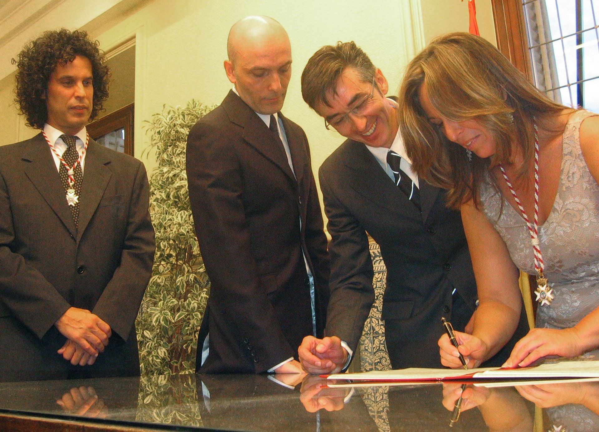 A Luis y a Pepe los casó la socialista Trinidad Jiménez, el 23 de septiembre de 2005, en Madrid. Allí estaba Pedro Zerolo, amigo de la pareja y activista LGTB