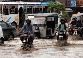 Al menos 32 muertos por las inundaciones súbitas en Pakistán al inicio del monzón
