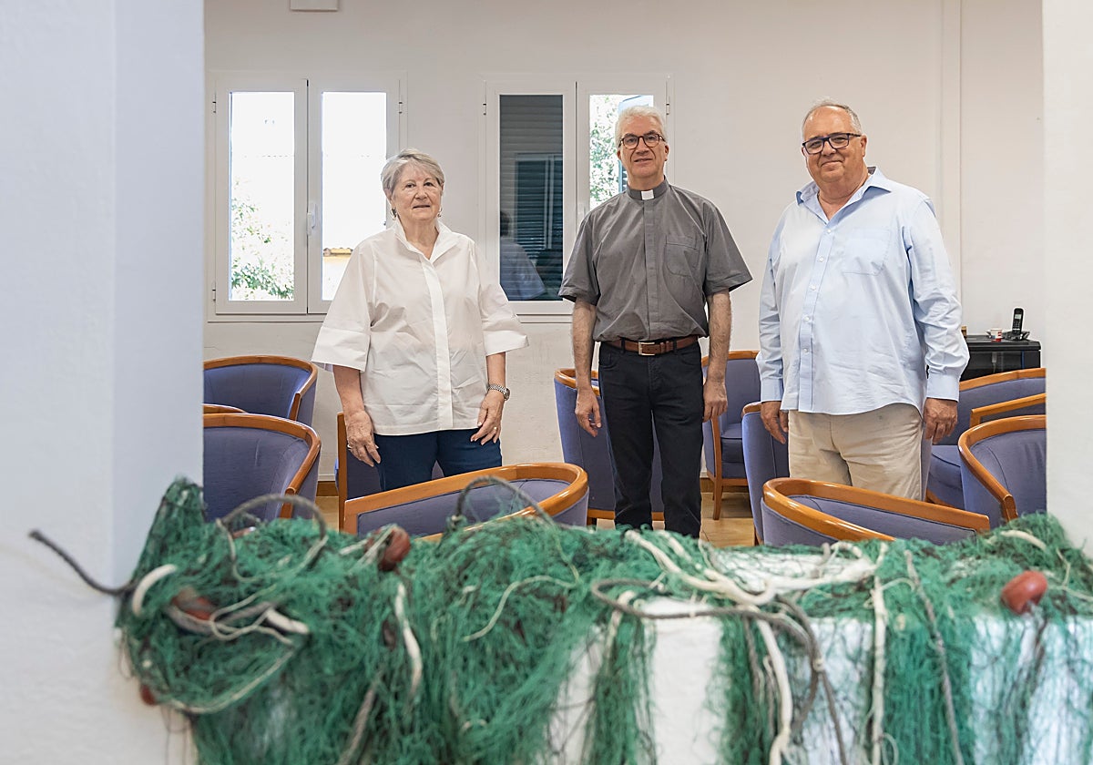 Maria Antònia Martorell, Mossèn Nadal Bernat y Antoni Mercant posan en la oficina de Stella Maris de Palma.