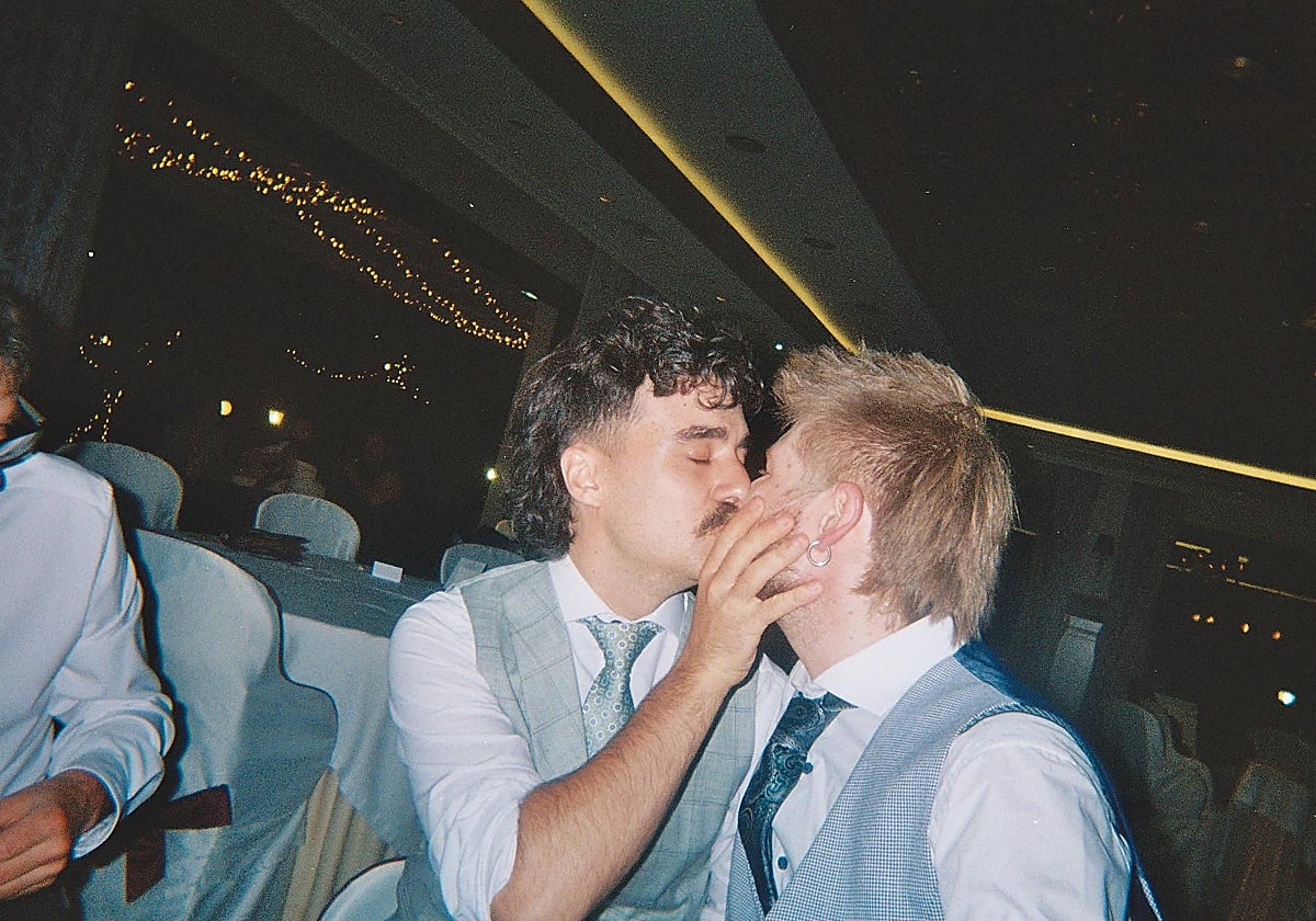 Rafa y Flynn se casaron el 20 de julio del año pasado y señalan que no tienen menos derechos que una pareja hetero: «Estos 20 años han servido para naturalizarlo»