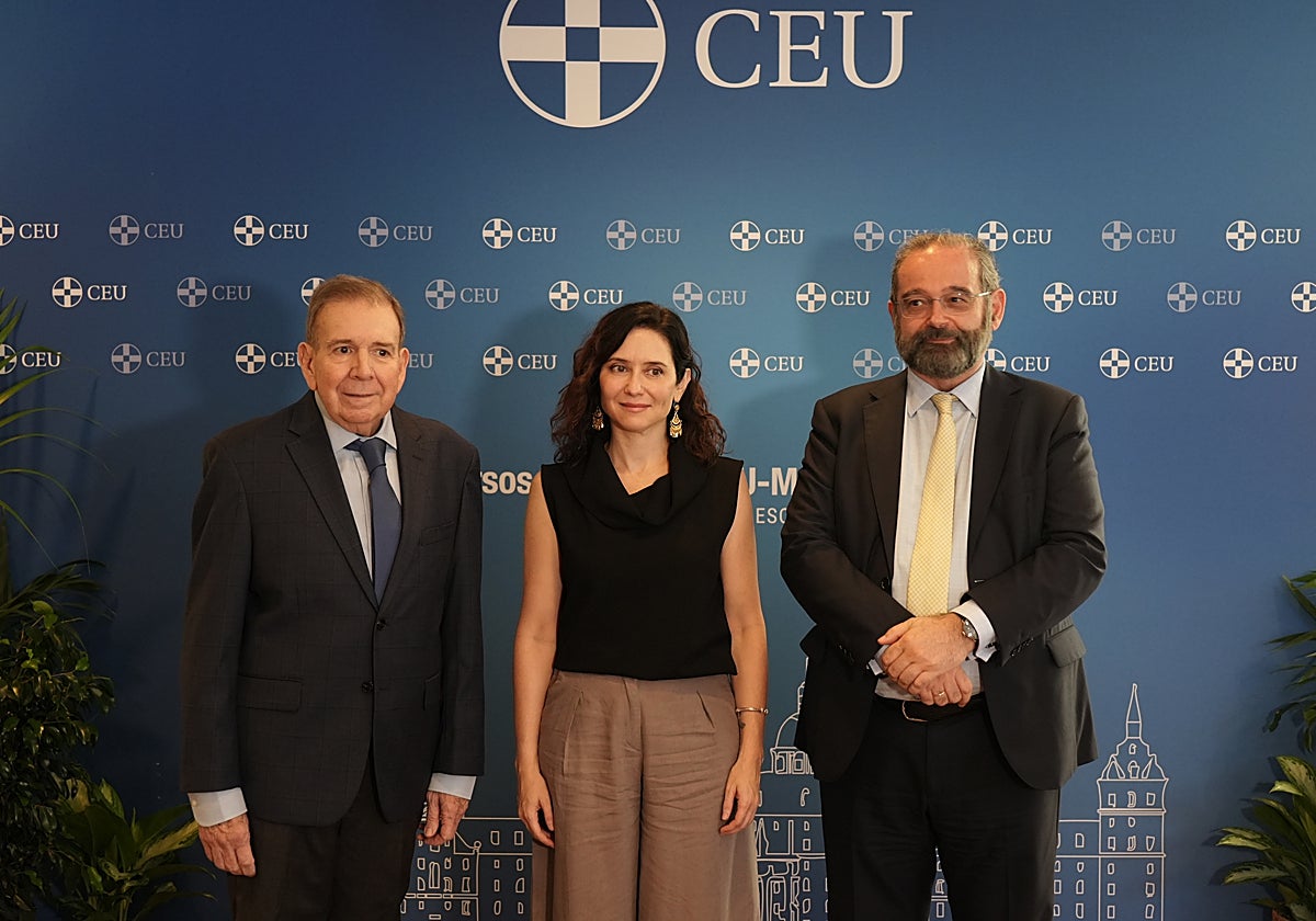 El presidente electo de Venezuela, Edmundo González; Isabel Díaz Ayuso y el presidente de la FUSP CEU, Alfonso Bullón de Mendoza