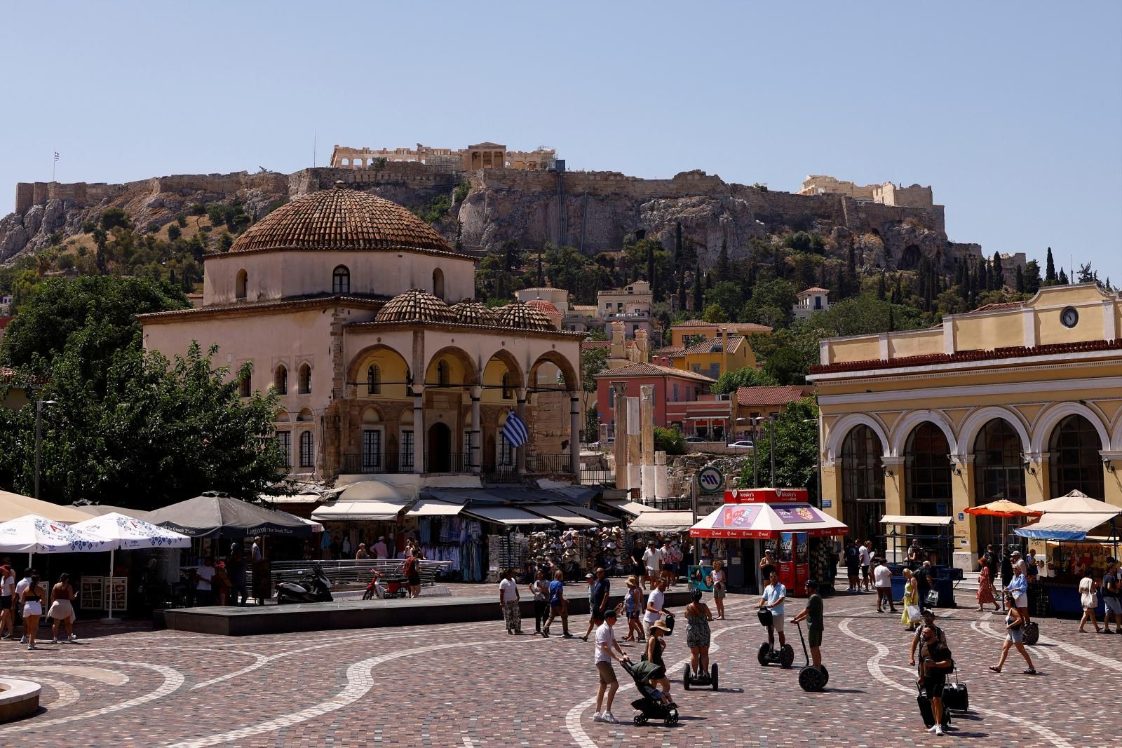 Turistas montados en Segways en una plaza cercana a la colina de la Acrópolis,  Atenas (Grecia).