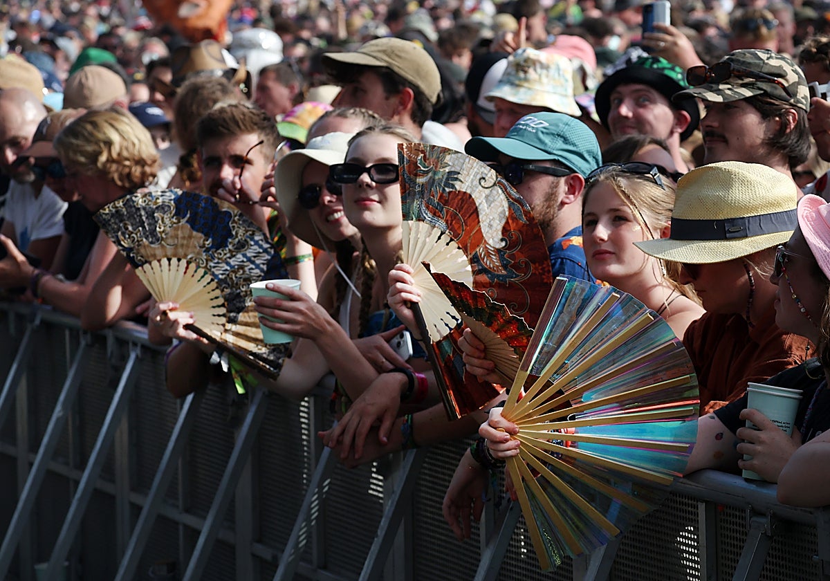 Varios jóvenes con abanico en el festival de Glastonbury, donde este fin de semana soportaron altas temperaturas