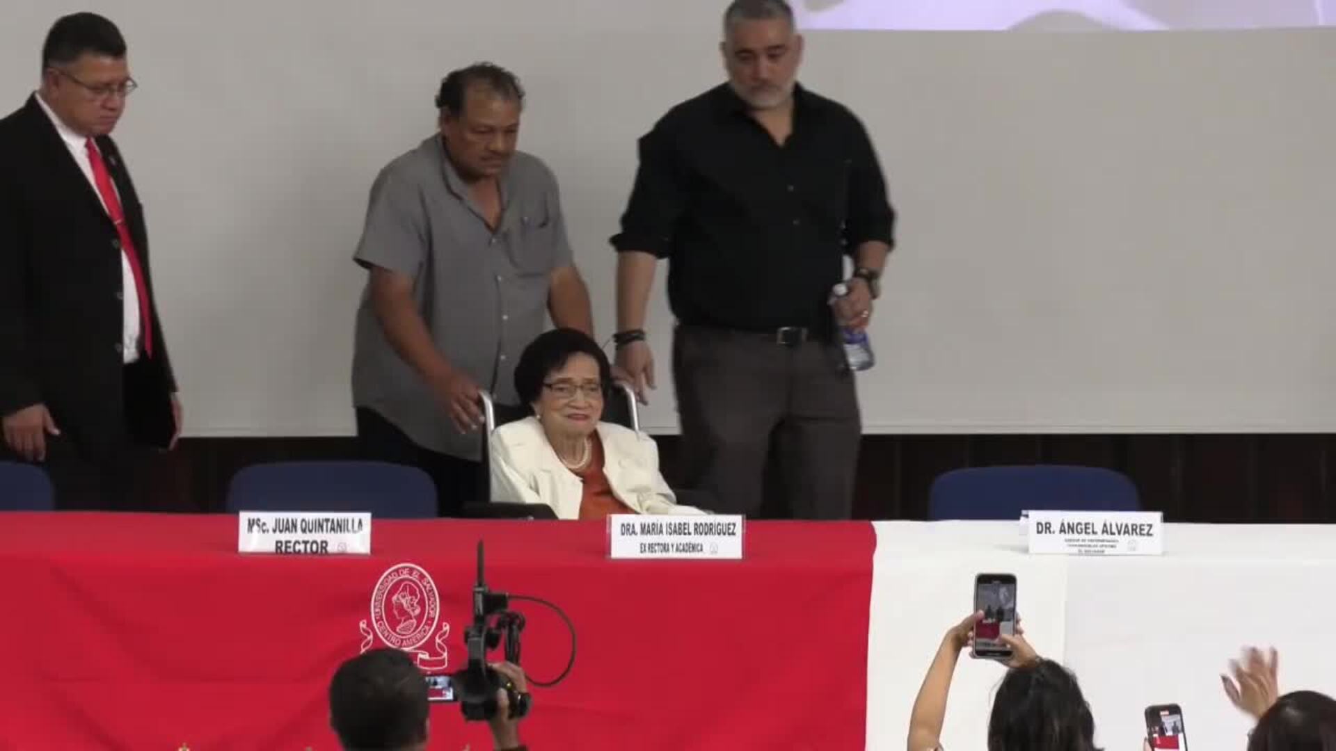 Libro destaca la vida y aporte a la salud de la médica salvadoreña María Isabel Rodríguez