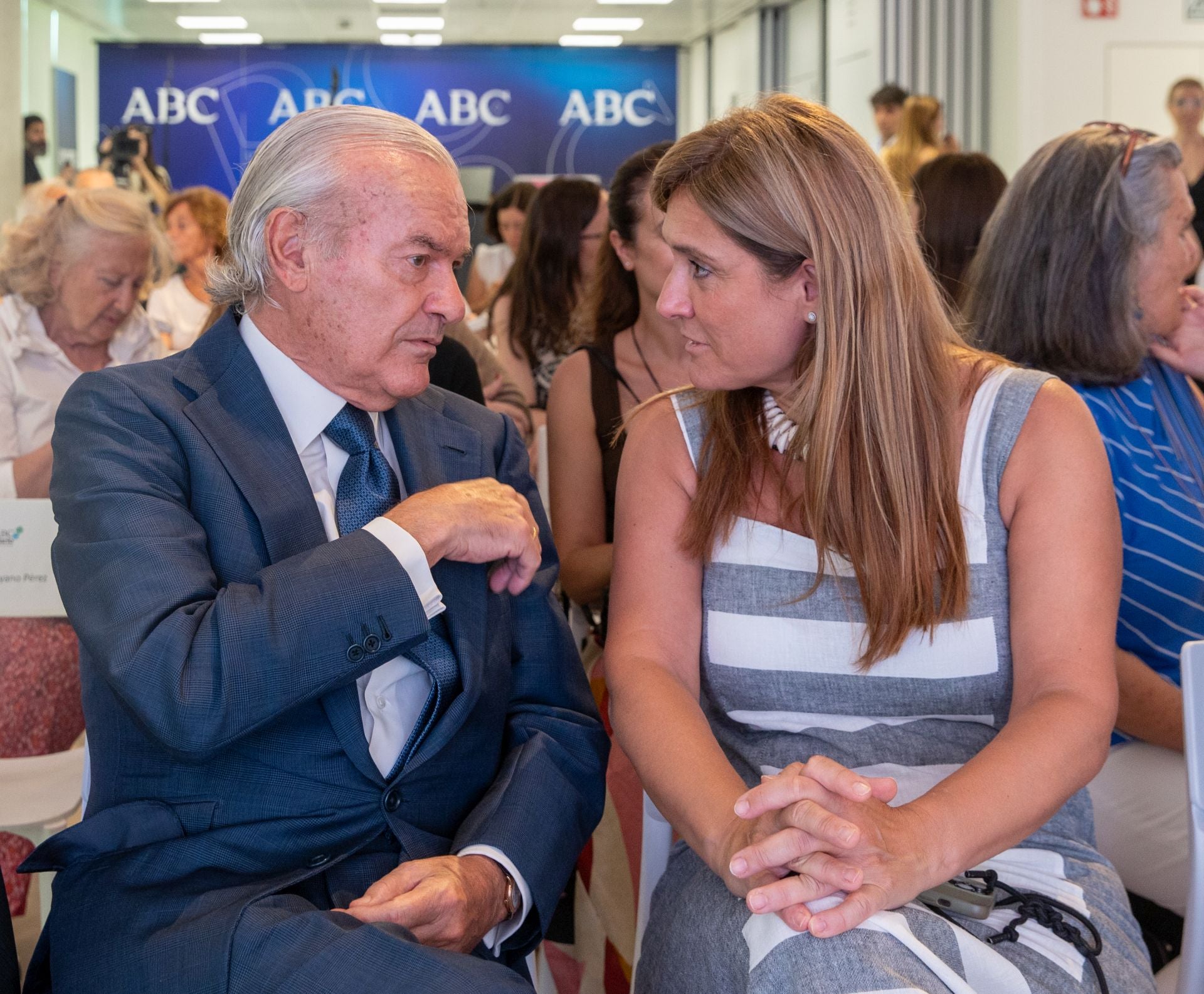 Rodrigo Echenique, presidente de la Fundación Banco Santander y  Ana Delgado, directora general de ABC