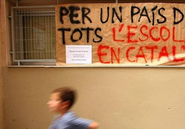 Familias de las escuelas europeas, contra la llegada del catalán: «Mi hija no lo cursará. Es solo una transacción corrupta de poder a cambio de amnistía»