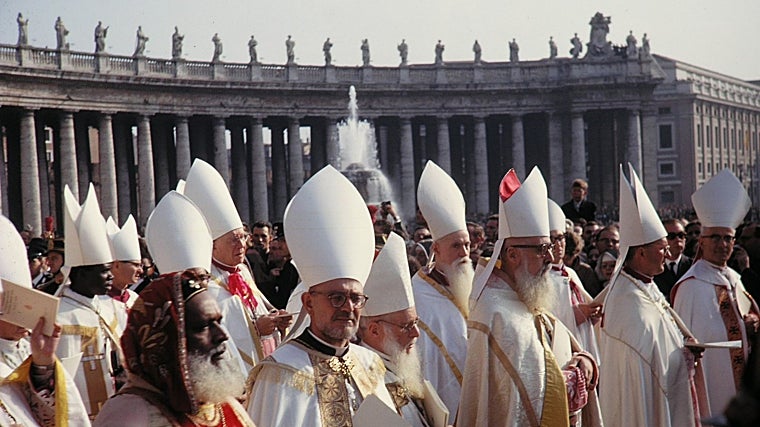 Los obispos en la plaza de San Pedro del Vaticano antes de la ceremonia de clausura