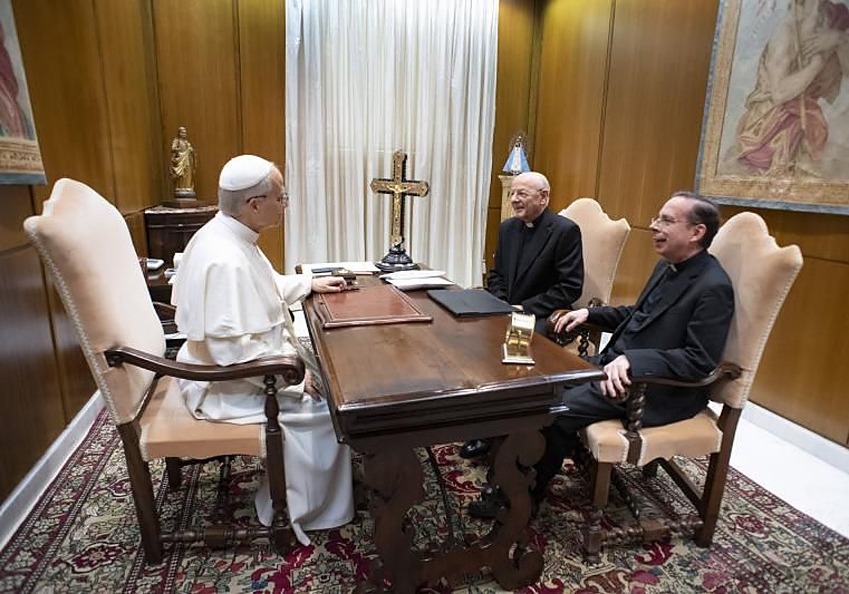 El vicario auxiliar del Opus Dei, Mariano Fazio, a la derecha, junto al prelado Fernando Ocáriz,  en una audiencia con el Papa León XIV