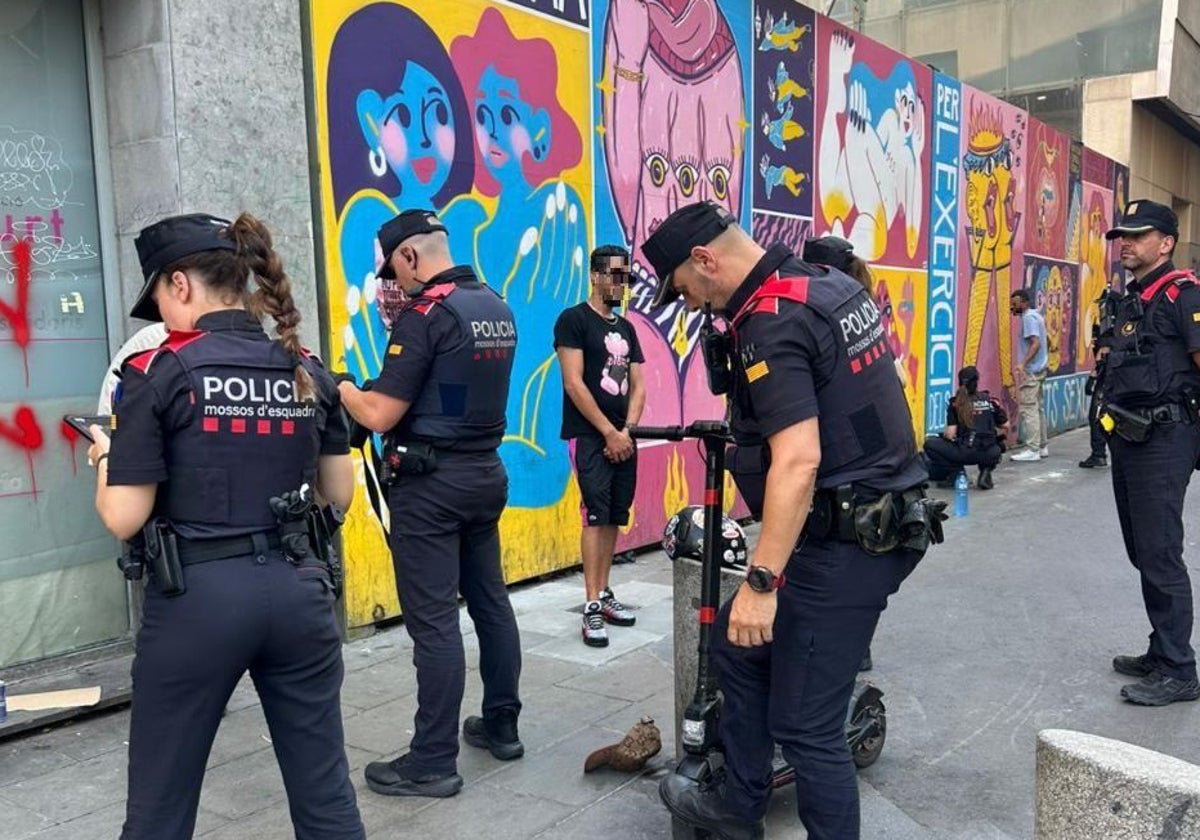 Agentes de la policía autonómica durante la intervención