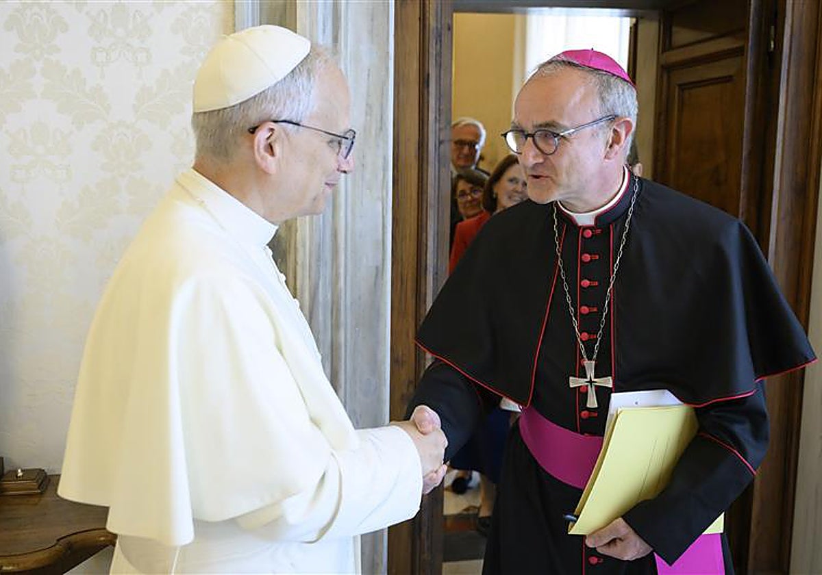 El Papa saludando al obispo Thibault Verny