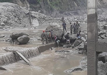 Al menos 20 desaparecidos por la crecida de un río en Nepal, que arrasa un puente en la frontera con China