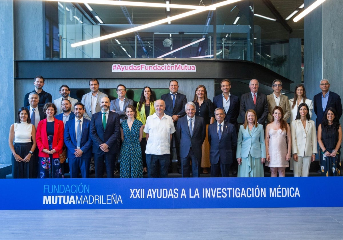 Ignacio Garralda, Rafael Matesanz y José Manuel Ribera junto a los representantes de las investigaciones que recibirán la ayuda