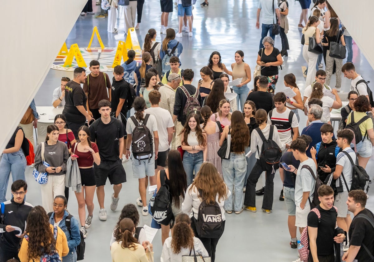 Un grupo de estudiantes de segundo de Bachillerato antes de hacer la Selectividad este año