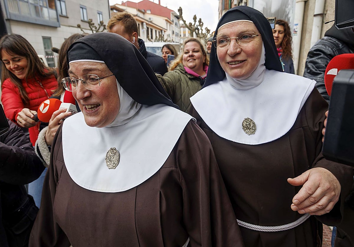 La exabadesa del Monasterio de Belorado, Laura García de Viedma (i) y sor Berit, tras declarar en los juzgados de Briviesca.