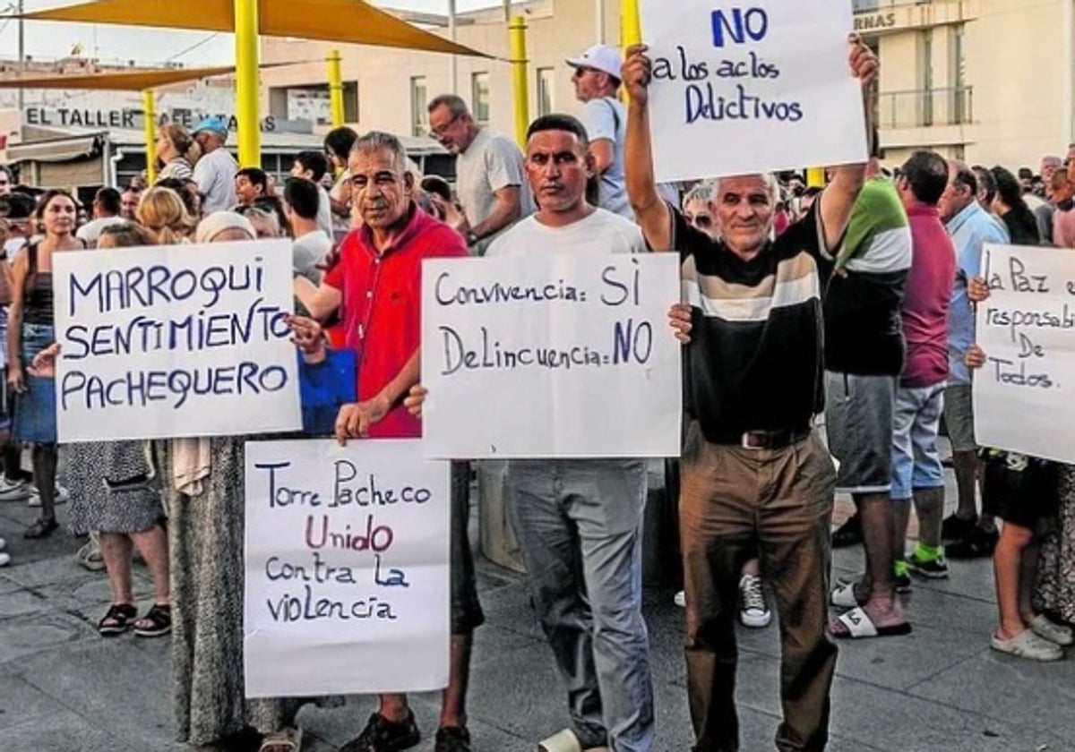Varios vecinos se manifestaron ayer por la agresión sufrida por uno de los vecinos del pueblo