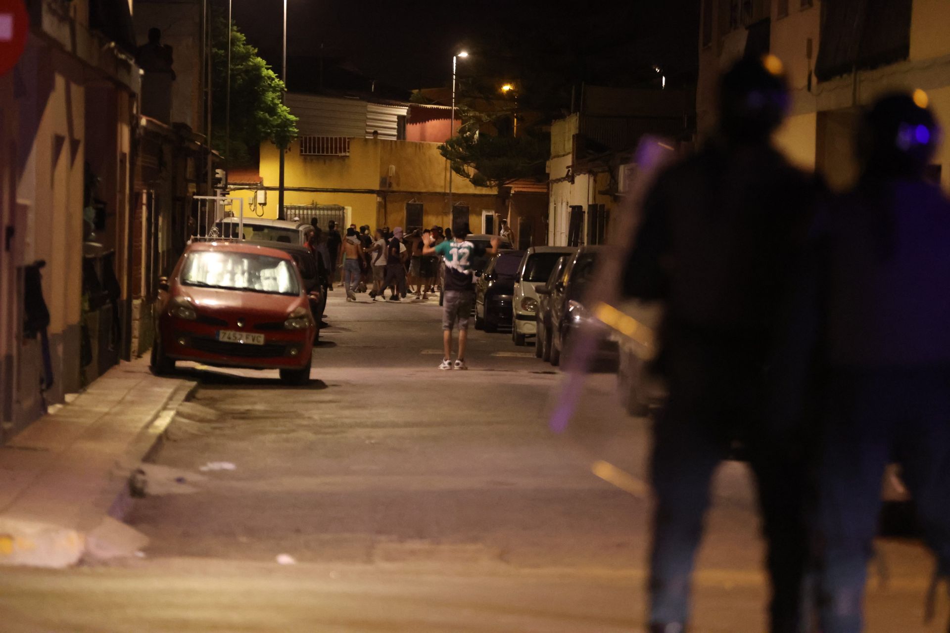 Los grupos ultras no hacen acto de presencia en las calles del barrio de San Antonio en esta cuarta noche de tensión.