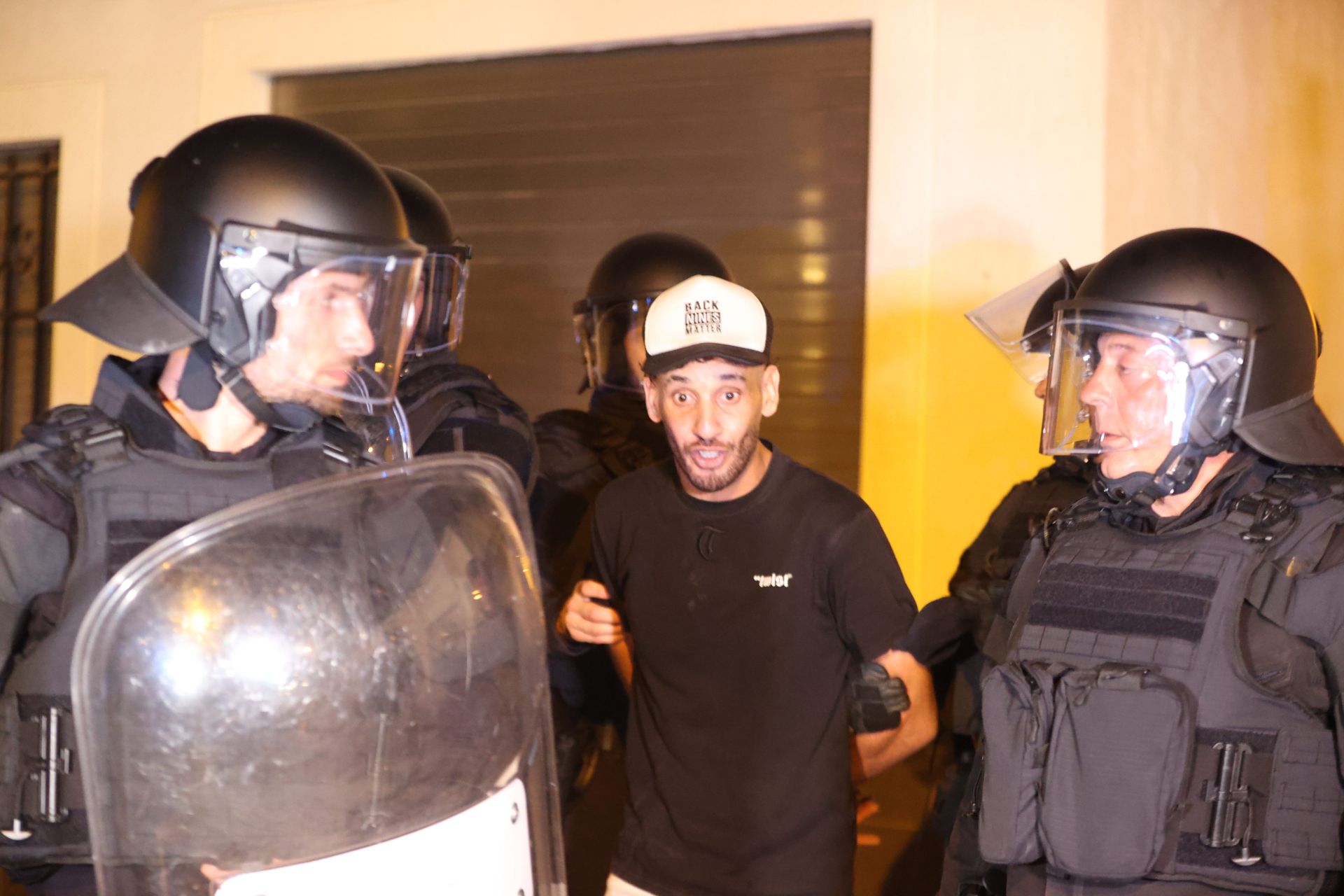 Uno de los manifestantes, arrestado por las Fuerzas de Seguridad.