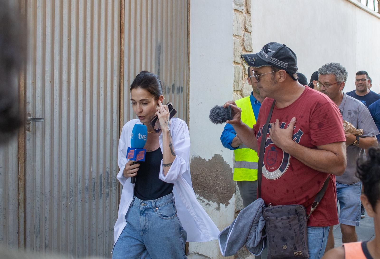 Una reportera de 'Malas Lenguas' increpada por los asistentes
