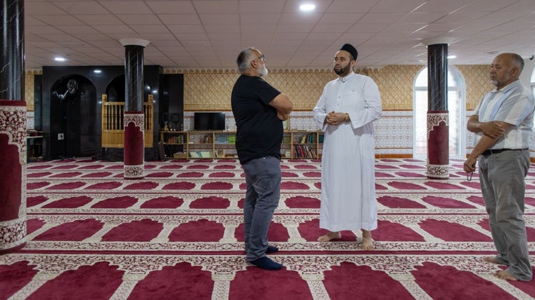 Fernando Blaya, presidente de la Federación de Comunidades Islámicas del Campo de Cartagena, habla con el imán de Los Alcázares, Abdelhamid Masri Hilmi