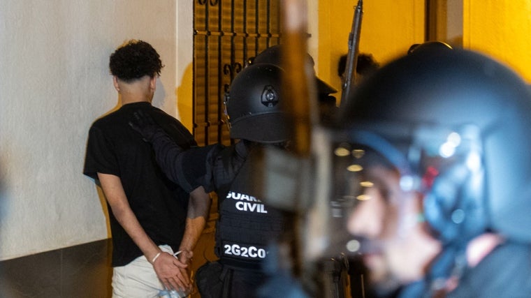 Uno de los manifestantes es detenido por la Guardia Civil