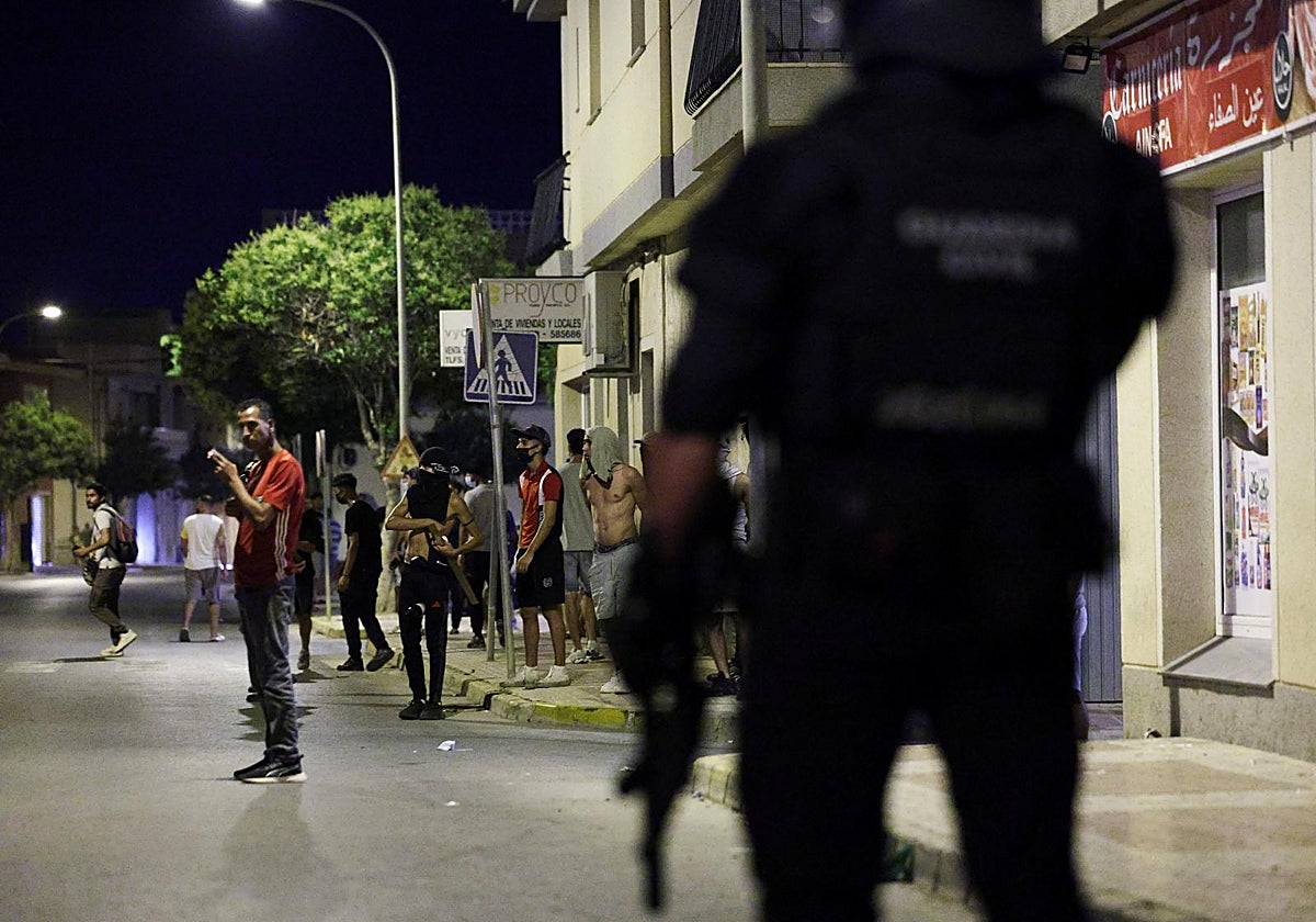 Un policía vigila durante los disturbios tras un ataque a un anciano durante la semana pasada, en Torre Pacheco (Murcia)