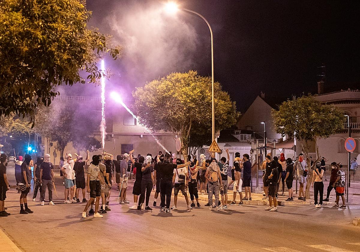 Varias personas se concentran en las calles de Torre Pacheco