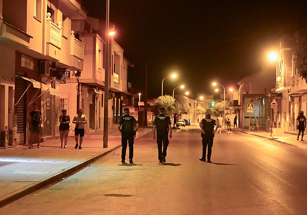 Agentes de la Guardia Civil patrullan el barrio de San Antonio en Torre Pacheco