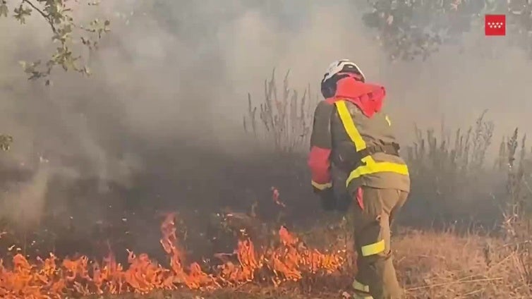 El incendio de Méntrida (Toledo) se desplaza a otras localidades, advierte el alcalde