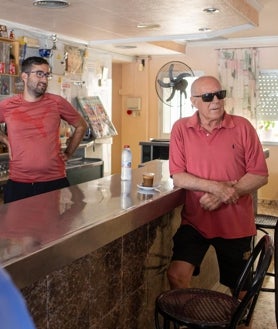 Imagen secundaria 2 - En la foto superior está jugando una partida de dominó. En la imagen central, conversa con los vecinos del pueblo en el bar. En la tercera, pide su cortado en la barra.