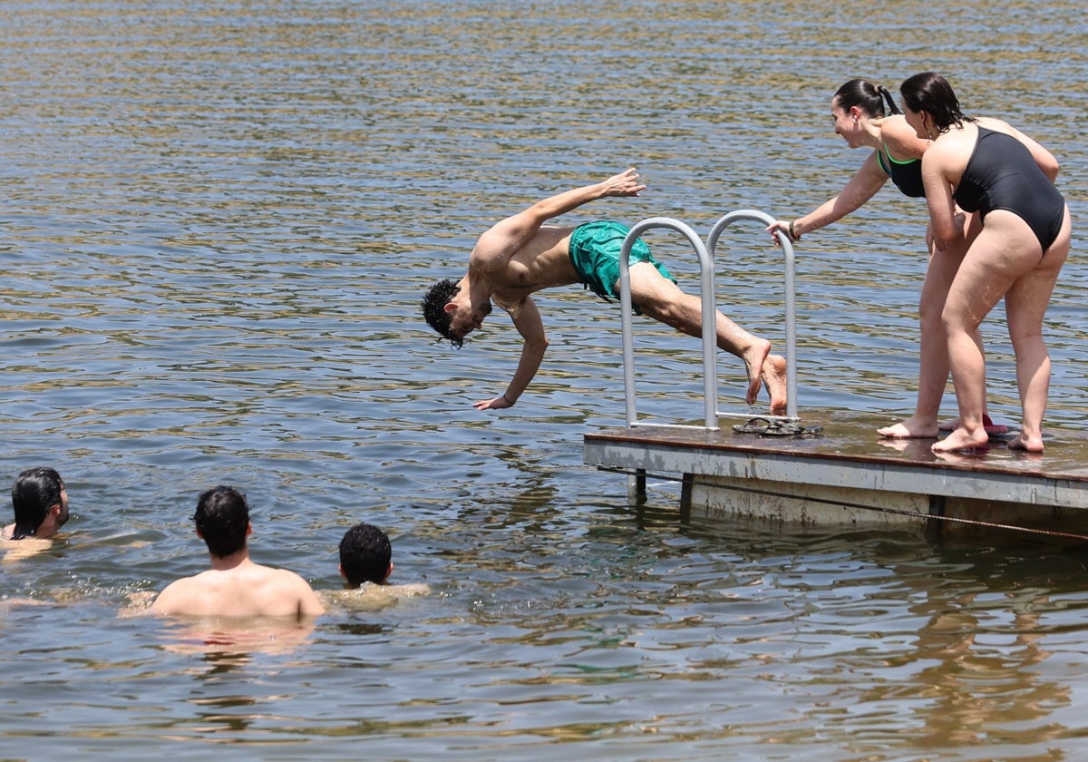 Bañistas en la playa del pantano de la Breña en Almodóvar del Río (Córdoba)