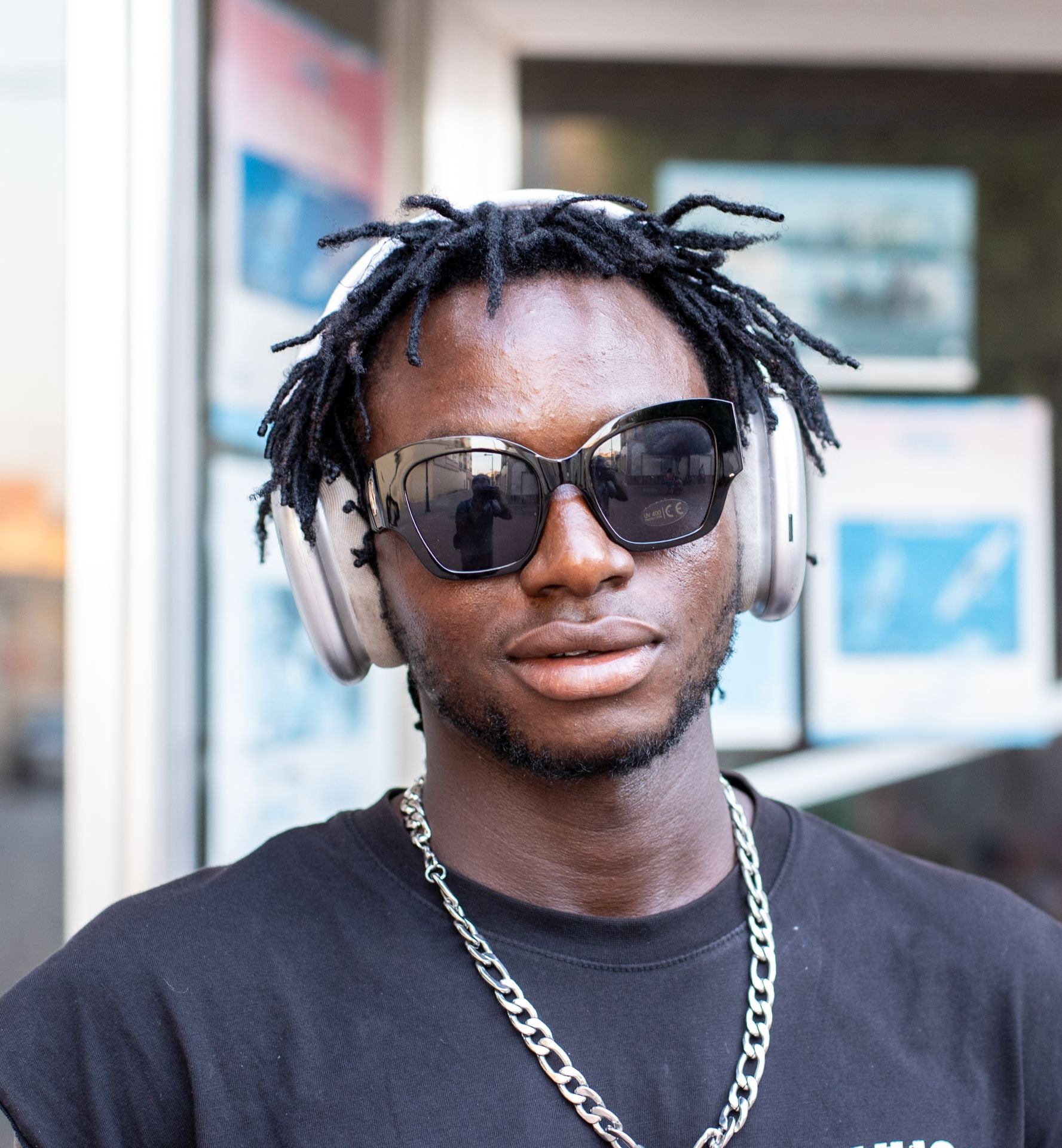 Con gafas de sol y cascos de música, Amir, de 25 años, pasea tranquilo por Torre Pacheco, donde llegó hace 2 años desde Burkina Faso. Trabaja en la construcción.