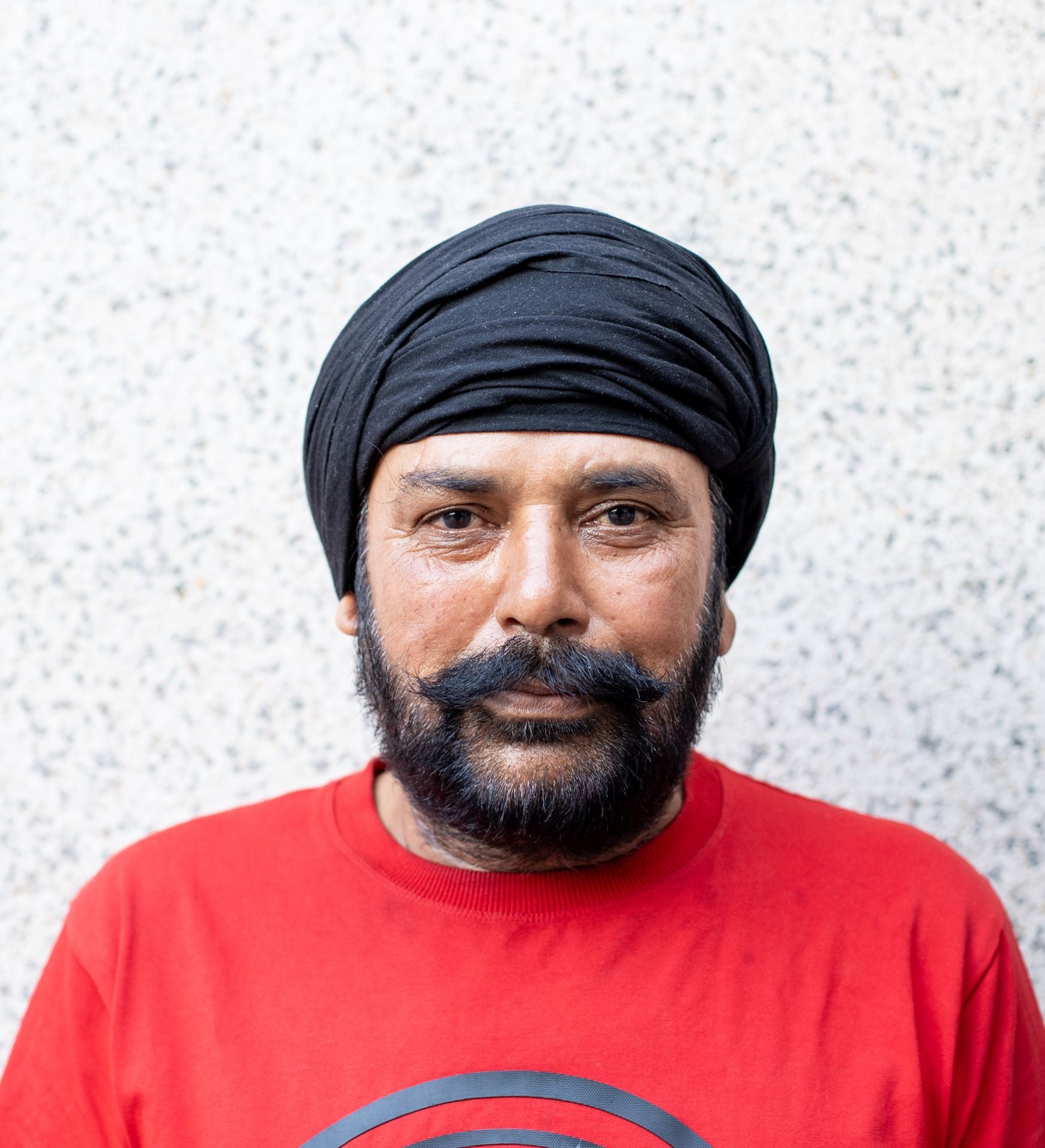 Hace 20 años que Samserchi, de 55 años, viajó de la India a Murcia. Más de 7.000 kilómetros de distancia le separan de su pueblo natal. Trabaja en el campo.