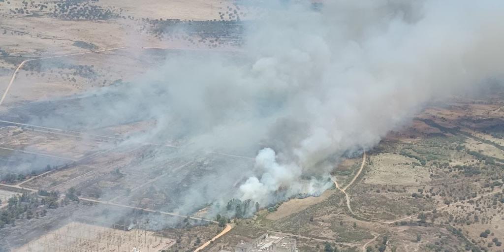 El incendio de Valdecaballeros obliga a evacuar a 440 personas de un camping y de Cíjara