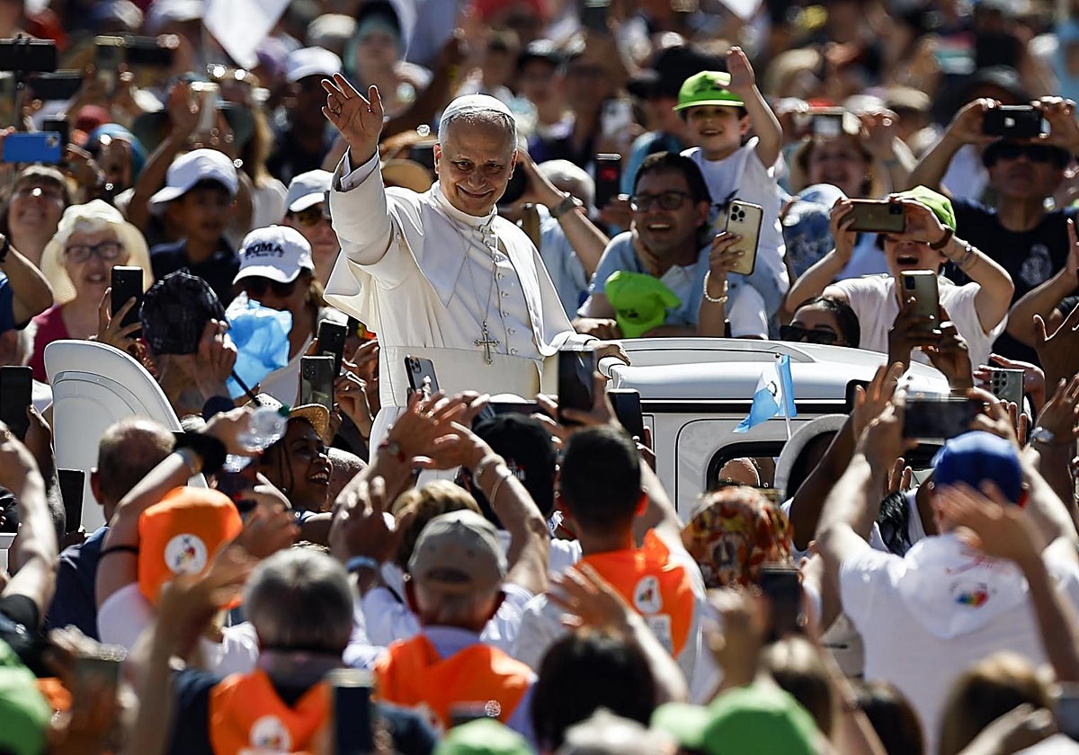 León XIV saluda a los fieles durante la Santa Misa por el Jubileo de las Familias, los Niños, los Abuelos y los Ancianos