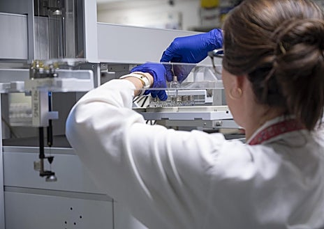 Imagen secundaria 1 - Cataluña es la comunidad, junto a Andalucía, donde más autopsias se realizan. Unas 4.500 anuales, pero son sólo una parte ínfima de la actividad del Anatómico forense. Arriba, una de las salas donde se llevan a cabo. Entre otros, los forenses analizan muestras biológicas y de tóxicos en su laboratorio -sobre estas líneas-. 