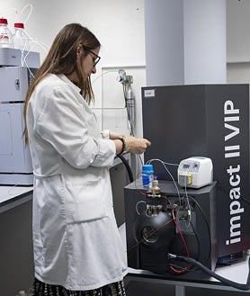 Imagen secundaria 2 - Cataluña es la comunidad, junto a Andalucía, donde más autopsias se realizan. Unas 4.500 anuales, pero son sólo una parte ínfima de la actividad del Anatómico forense. Arriba, una de las salas donde se llevan a cabo. Entre otros, los forenses analizan muestras biológicas y de tóxicos en su laboratorio -sobre estas líneas-. 