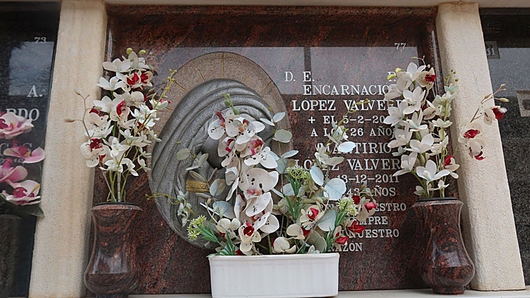 Tumba de Encarnación López (26 años), acuchillada el 5 de febrero de 2000 por un inmigrante irregular que quería robarle. Fue el detonante de los enfrentamientos