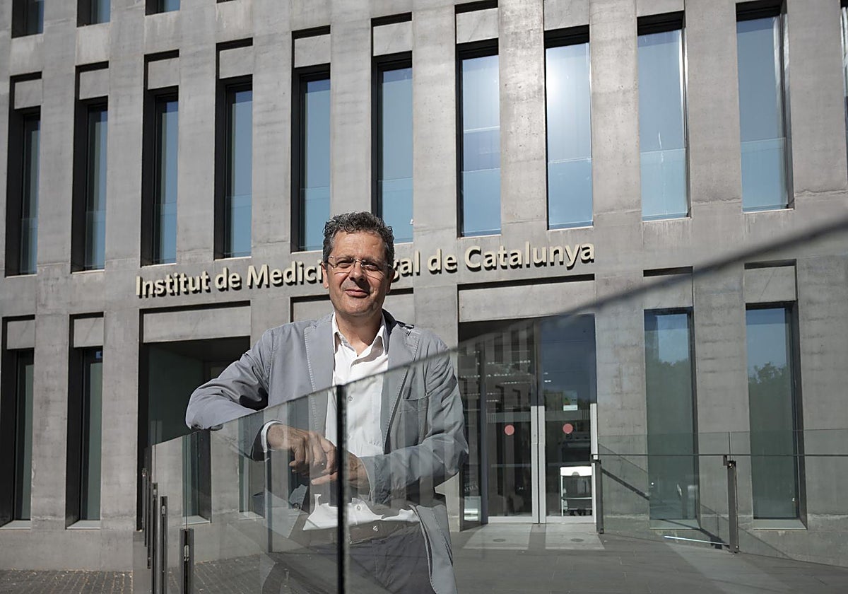 Eneko Barbería, director del Instituto de Medicina Legal de Cataluña, tras la entrevista con ABC