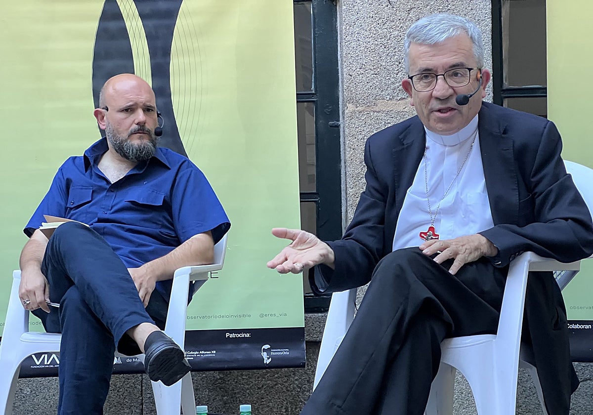 El Niño de Elche y Luis Argüello en un momento del diálogo