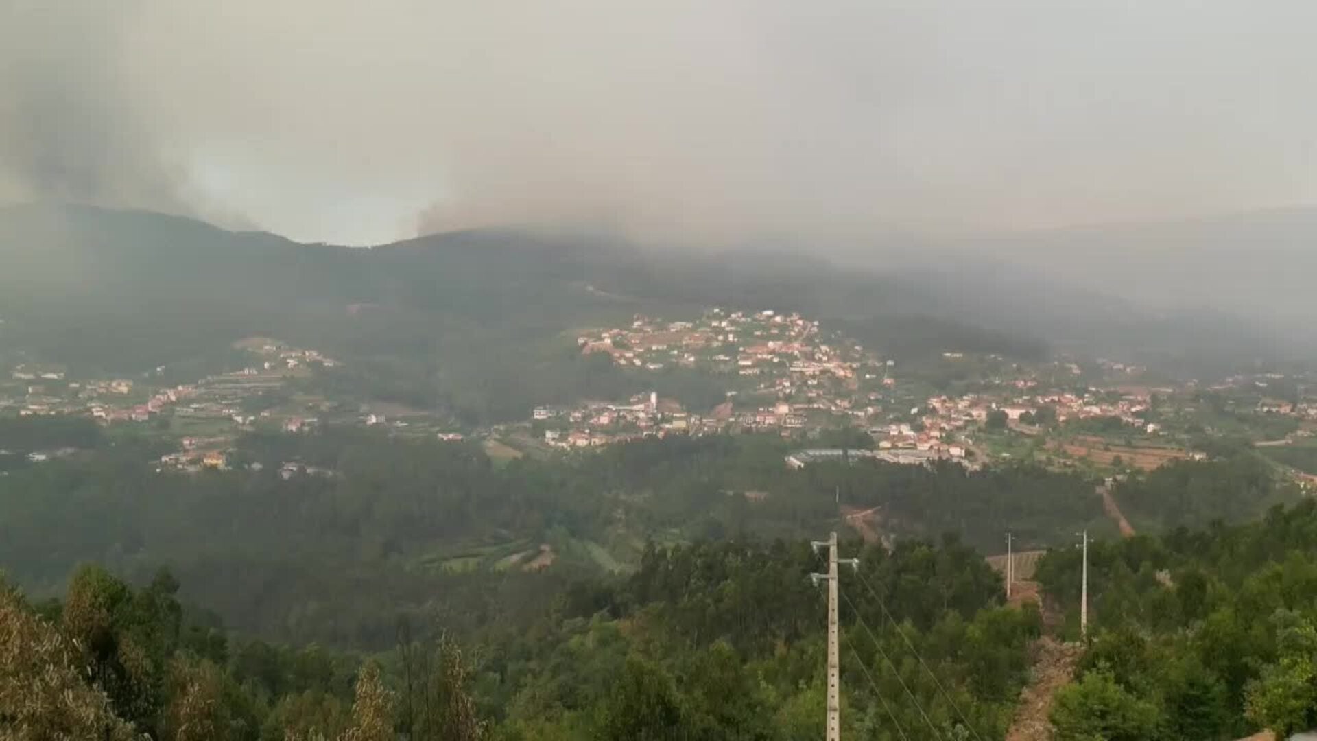 Imágenes de dron muestran la dimensión del principal incendio de Portugal, en Arouca