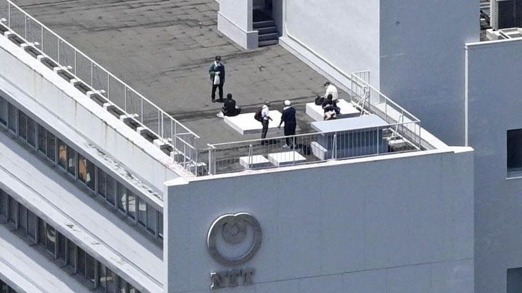 Ciudadanos japoneses, refugiados en una azotea en la localidad de Kushimoto