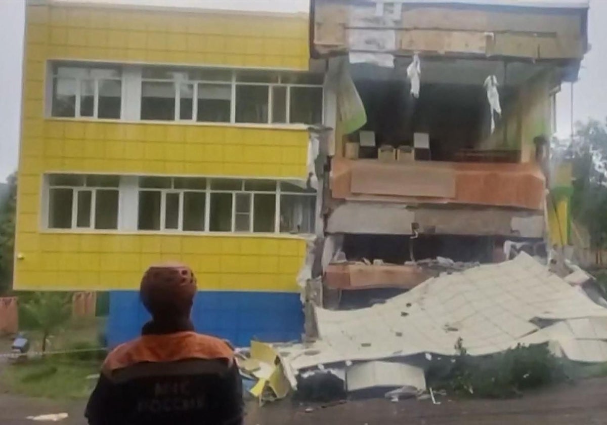 Un trabajador de los servicios de emergencia tras el terremoto en  Kamchatka (Rusia)