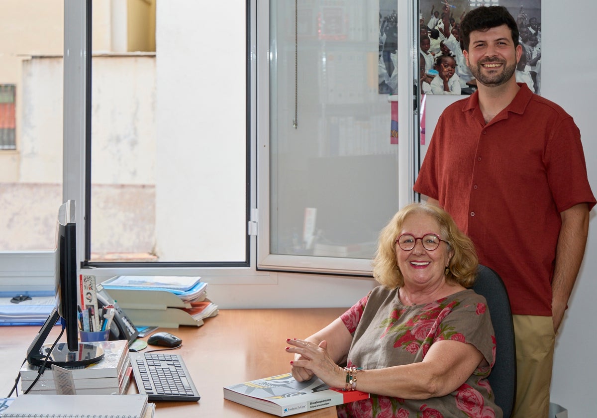 Lola, usuaria del programa posa con Gonzalo Toscano, psicólogo de la Fundación Albihar