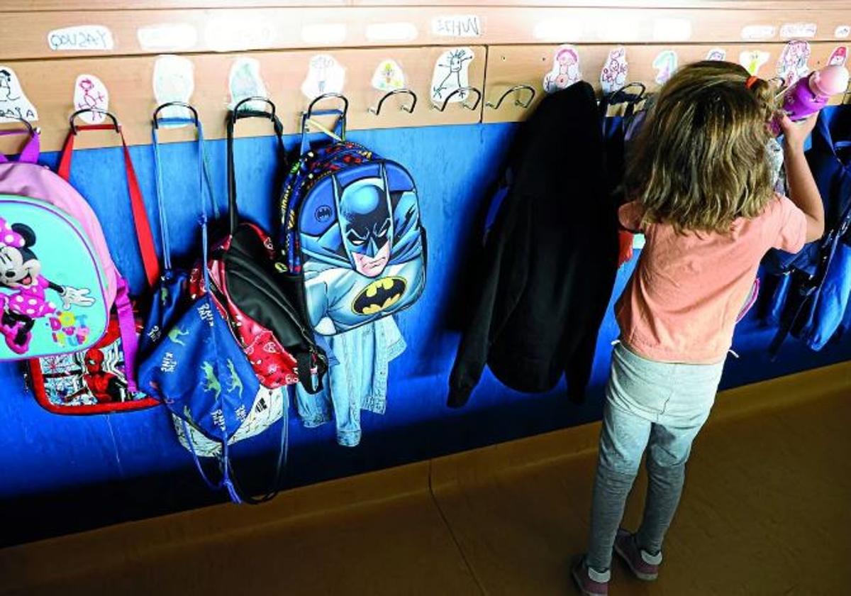 Una niña en una clase